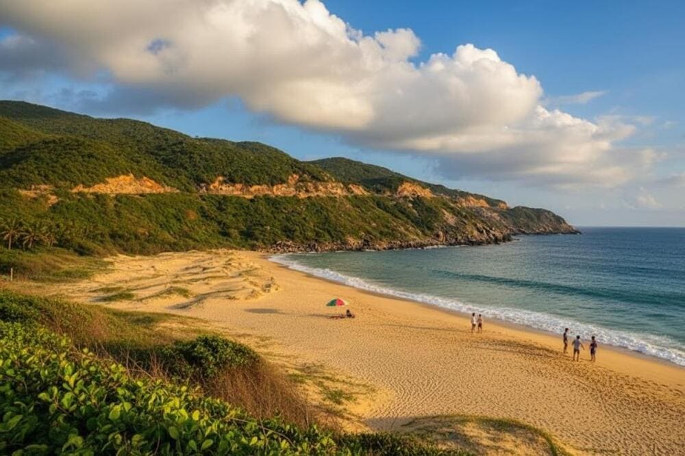 B&atilde;i M&ocirc;n - Mũi Điện l&agrave; nơi đ&oacute;n &aacute;nh b&igrave;nh minh đầu ti&ecirc;n tr&ecirc;n đất liền Việt Nam, mang đến khoảnh khắc thi&ecirc;ng li&ecirc;ng v&agrave; đầy cảm x&uacute;c